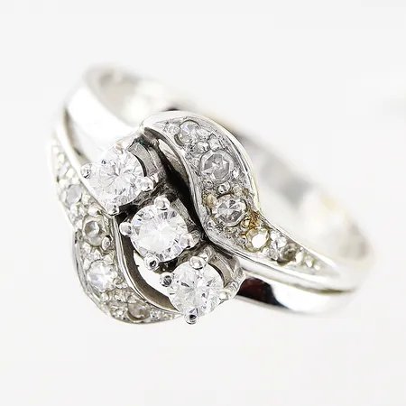 Ring, diamanter 13st totalt 0,49ctv enligt gravyr, stl 18½, bredd 2-12mm, vitguld, 18K. Vikt: 4,7 g