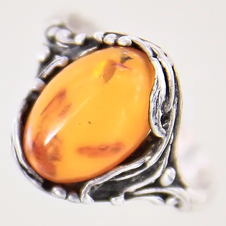 Ring med dekor samt orange sten, stl 16½, bredd 2-14mm, silver 925/1000 Vikt: 2,4 g