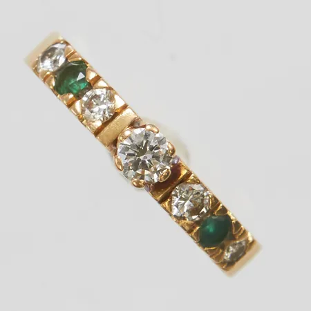 Ring, diamanter 1x ca 0,23ct, 3x ca 0,08ct, 1 x ca 0,05ct, smaragd, grön kalcedon, stl 18½, höjd 2mm-4,7mm, bredd 3,5-4,2mm, missfärgning, 18K Vikt: 6,1 g