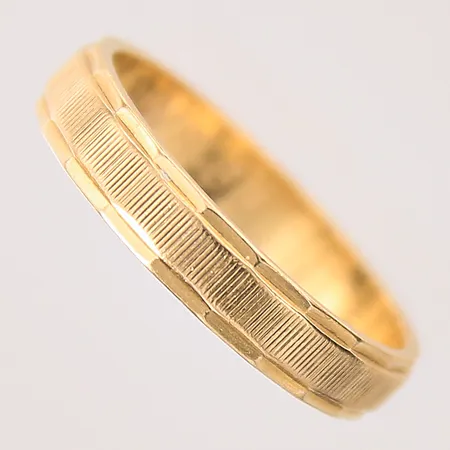 Ring med dekor, stl: 18½, bredd: 4mm, gravyr, 18K Vikt: 4 g