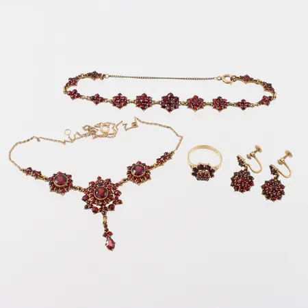 Smyckesset med granater, gulmetall förutom ringen förgyllt silver. Vikt: 0 g