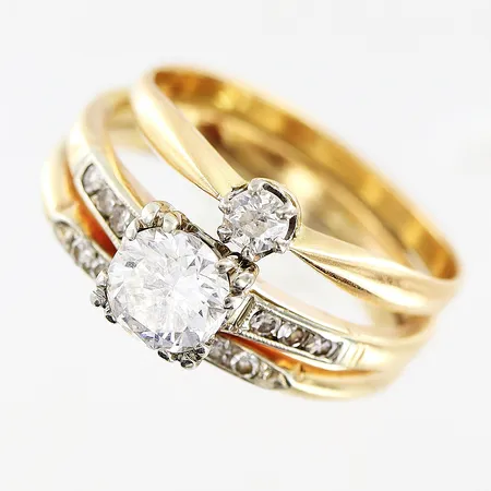 Ring, diamanter, 1 x ca 0,70ct Piké, 1 x ca 0,05ct, 13 x ca 0,01ct 8/8-slipade, stl ca 17¾, bredd 5,5-9,5mm, 3 ringar ihopsatta, 14 och 18K. Bruttovikt: 5,8gram.  Vikt: 5,8 g