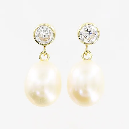 Ett par örhängen, odlade pärlor 7x8,5mm, vita stenar, 16mm, GHA, 18K. Vikt: 2 g