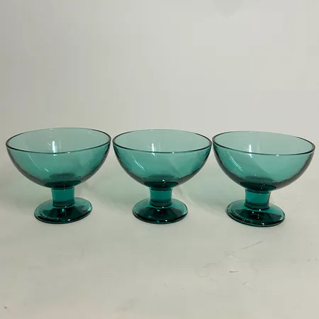 3 Efterättsskålar av Kerttu Nurminen från Iittala, höjd 8,5cm Ø12cm, gröna