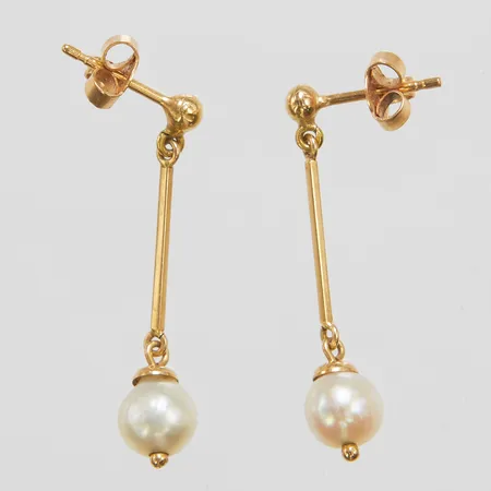Ett par örhängen, odlade saltvattenpärlor ca Ø6,2mm, genomborrade, stift, längd ca 31,5mm,  Nordiska Affineriet Ana Ab, Helsingborg, 18K Vikt: 2,3 g