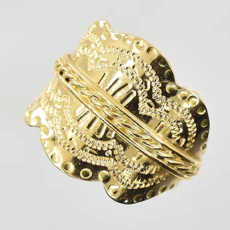 Ring med dekor, stl 17½, bredd 6-18 mm, handarbete T.Bergman, 18K. Vikt: 7,3 g