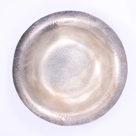Skål, Alrik Eriksson 2006, hamrad dekor, höjd 2,2, diameter 16cm, silver 925/1000 Vikt: 325,3 g