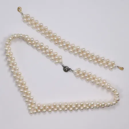 Collier samt Armband med odlade sötvattenpärlor, längd 42cm och 18cm, med tillhörande etui från Ngoc Hien Pearls i Vietnam, lås i metall