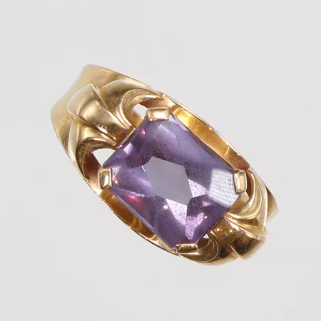 Ring med lila sten, stl 19½, bredd 2-9mm, 18K, bruttovikt 3,6g Vikt: 3,6 g