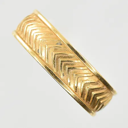 Ring, stl 18¾, bredd 6 mm, gravyr, 18K. Vikt: 6,6 g