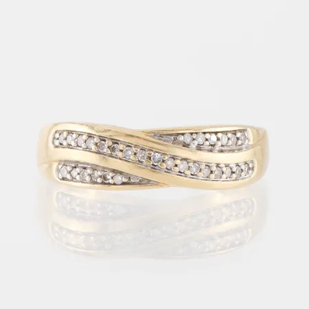 Ring med små diamanter, Guldfynd AB,storlek 19 mm, bredd 2.6-6.4 mm, 18k. Vikt: 4,9 g