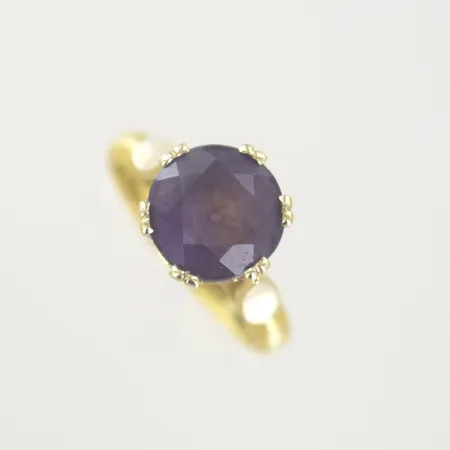 Ring med lila sten, Ø 17¾ mm, bredd 10 mm, graverad, 23K Vikt: 6,9 g