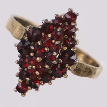 Ring med granater, stl 19, bredd 19mm, förgyllt 830/1000 silver Vikt: 3,4 g