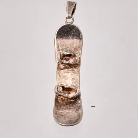 Hänge i silver, Snowboard, mått 8x38,4mm, 925/1000, vikt 2,2g.