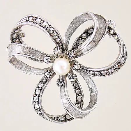 Brosch med markasiter samt odlad pärla, Ø36mm, nål saknas, silver 835/1000 Vikt: 9,9 g