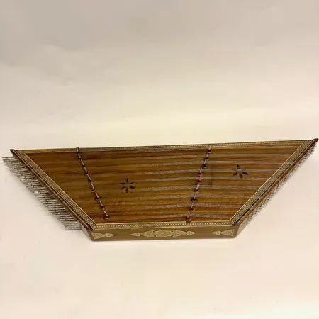 Hammardulcimer som i Norden kan kallas Hackbräde, i Öst kallas den Zimbalom och i arabvärlden Santur eller Santour, 90x27cm, trä med inläggningar, lätta märken, repor, inklusive slagklubbor, tillhörande väska, slitage Skickas med Bussgods eller PostNord
