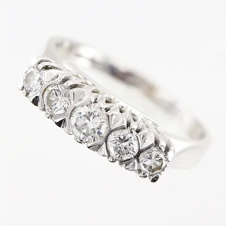 Ring, diamanter 5st totalt 0,65ctv enligt gravyr, stl 18½, bredd 2-5mm, vitguld, 18K. Vikt: 4,9 g