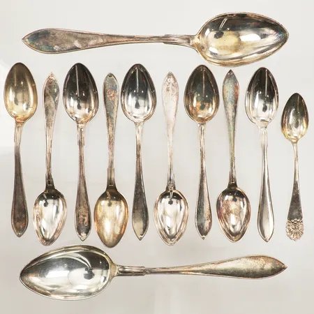 Tolv skedar, varav elva modell Svensk Spetsig, ca 10,4-18cm, gravyr, silver Vikt: 195,6 g