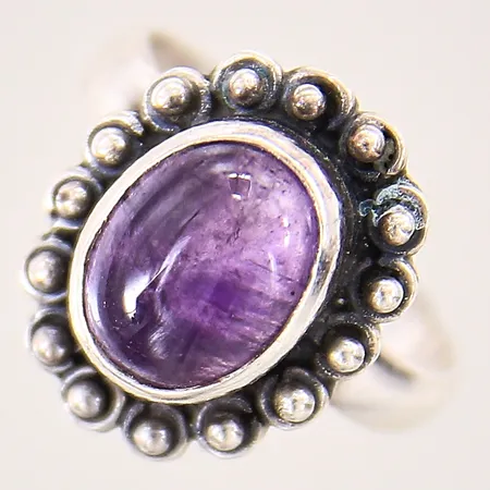 Ring med ametist, stl 16¼, bredd 3-16mm, silver 925/1000 Vikt: 3,3 g