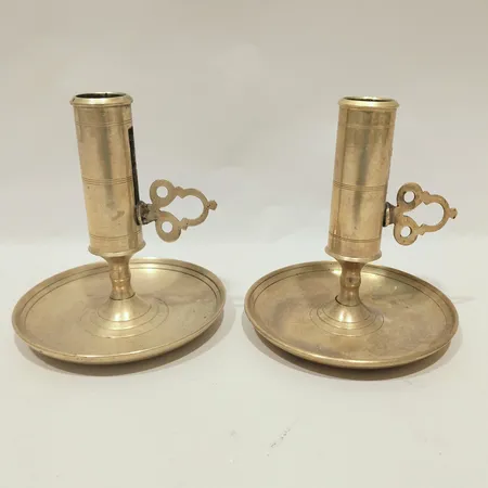Ett par nattljusstakar, mässing, höjd 12cm, skjutbara reglage, repiga, stearinrester