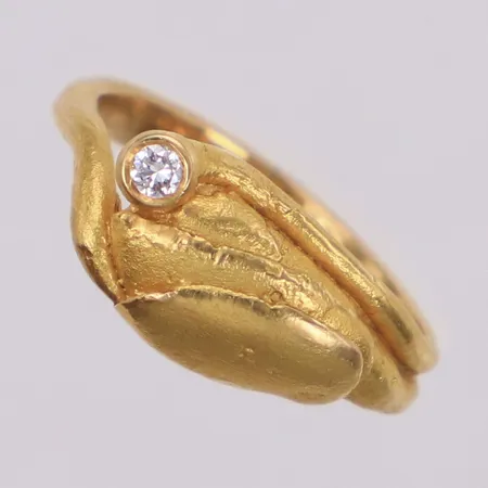 Ring med briljantslipad diamant stl 0,05ct, importstämplad, bredd 8mm, 18K Vikt: 4,7 g