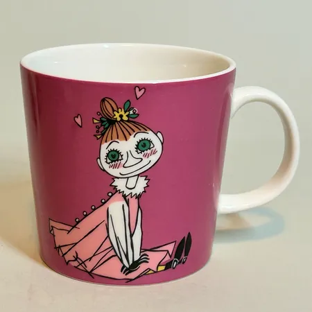 Mugg Mumin från Arabia Mymlan, lilla My´s storasyster, började tillverkas 2008 & kommer fortfarande ut, från boken Farlig midsommar, höjd 8 cm Ø8,5cm, rymmer 0,3l