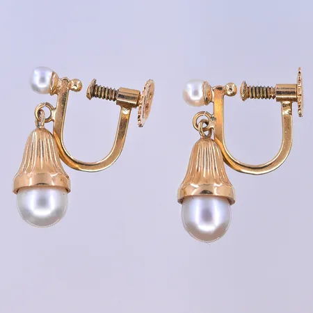 Ett par örhängen med pärlor och skruvlås, längd 19 mm, 18K. Vikt: 3,4 g