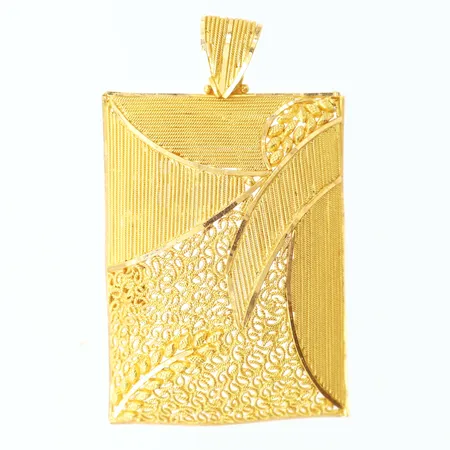 Hänge med genombruten dekor, 53x30mm ink ögla, 21K. Vikt: 10,4 g