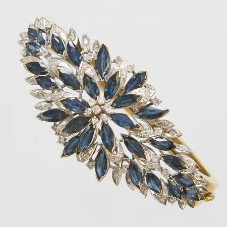 Armband stelt, 30st navettslipade safirer, åttkantslipade diamanter 63 x 0,005 + 25 x ca 0,01-0,02ct, ca 60x54mm, tvåfärgat, öppningsbart, en lödning släppt i fattning, något böjt, 14K Vikt: 34,8 g