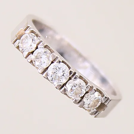 Ring med diamanter 5xca 0,10ct, totalt 0,50ctv enligt gravyr, piqué, stl: 15¾, bredd: 3,7mm, gravyr, 18K Vikt: 3,8 g
