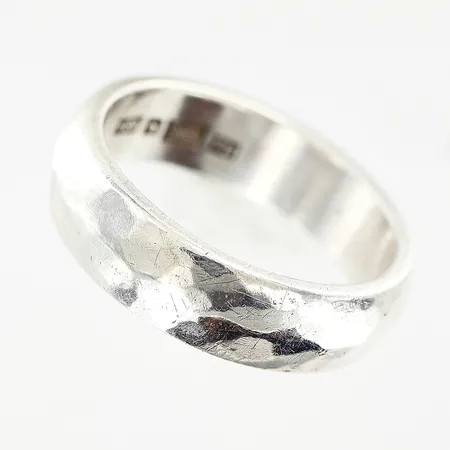 Ring stl 18, bredd 5,8mm, hamrad mönstring, silver 925/1000. Vikt: 6,1 g