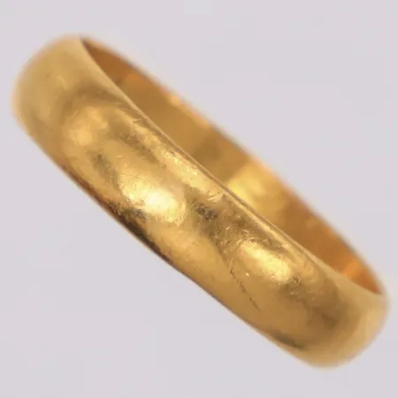 Ring, stl 20, bredd 5,1mm, gravyr, 23K Vikt: 6,6 g