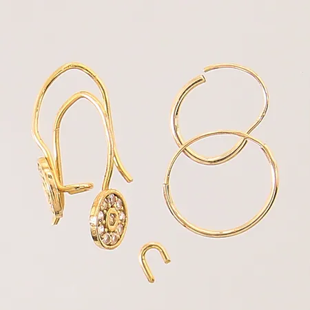 Guldsmycken, vita stenar, buckliga, defekt, 18K Vikt: 1,4 g