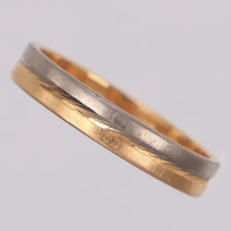 Ring, stl 17, bredd 3mm, tvåfärgad, gravyr, 18K Vikt: 3,1 g