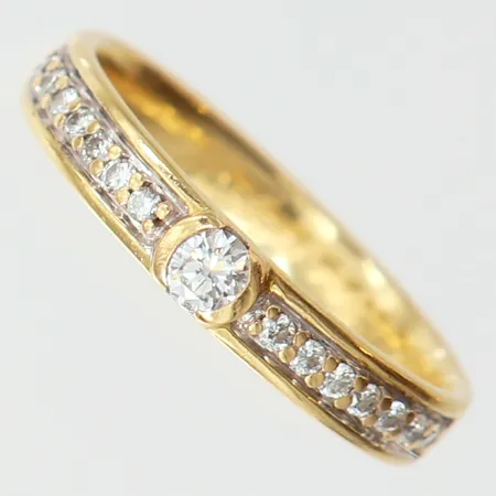Ring med diamanter ca 1 x 0,10ct + 14 x 0,01ct, stl 16¼, bredd ca 3-3,5mm, gravyr, 18K Vikt: 2,8 g
