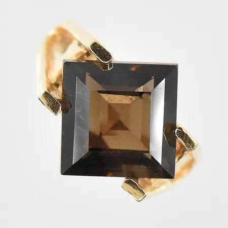 Ring med mörkbrun sten, stl 17¾, bredd 3-15 mm, 14K. Vikt: 7,1 g