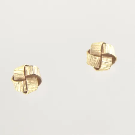 Ett par örhängen, bredd 6 mm, 1 plopp saknas, 18K Vikt: 1,1 g