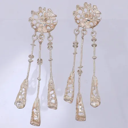 Ett par örhängen modell Tundra från Juhls i Kautokeino, 85mm, bredd 20mm, 925/1000 silver, fint skick. Nypris ca 3500kr Vikt: 22,4 g