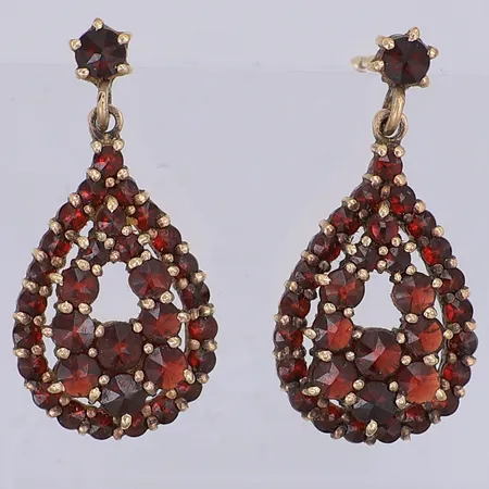 Ett par örhängen med granater i förgyllt silver, 26mm, saknar stoppar, 830/1000 silver Vikt: 4,6 g