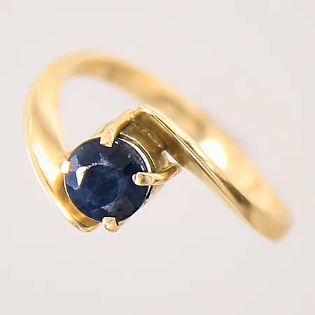 Ring med safir, stl: 15, bredd: 1,8mm, nagg och repor på safir, ostämplad 18K Vikt: 2 g