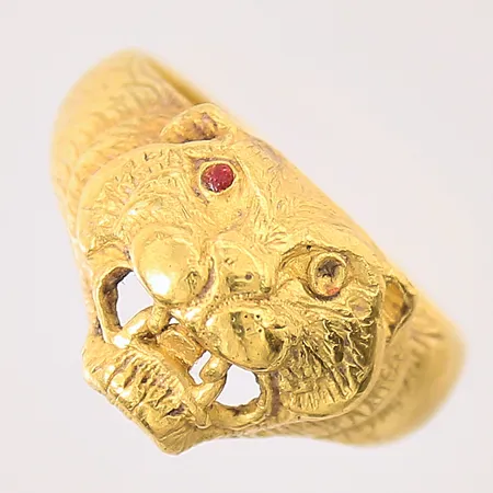 Ring med röd sten, djurmotiv, stl 19¾, bredd 3,5-14mm, en sten fattas, skev, 23K Vikt: 12,1 g