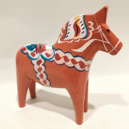 Dalahäst, längd 15cm, Äkta dalahemslöjd tillv G.A. Olsson, Nusnäs, Mora, slitage