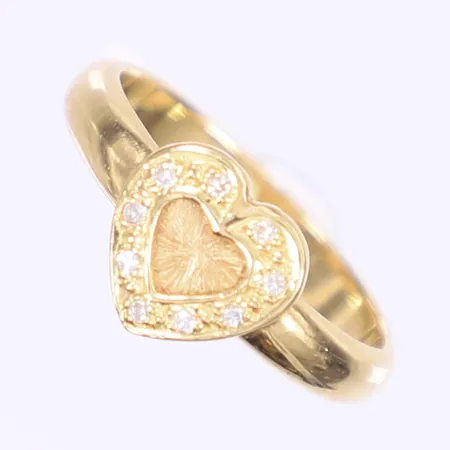Ring med dekor av hjärta, delvis diamanter, stl 17½, bredd 3-9mm, 18K Vikt: 3,8 g