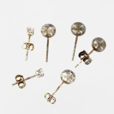 Tre par örhängen, Ø3,5mm, 6mm, två stoppar saknas, silver 925/1000 Vikt: 2,1 g