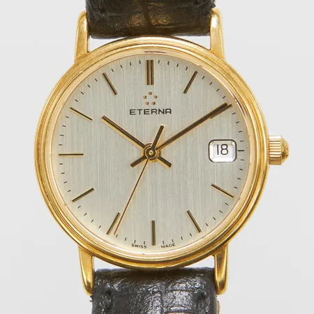 Damur Eterna, datum, quartz, läderband, gravyr, 18K