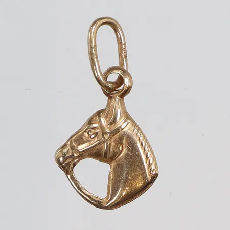 Hänge i form av hästhuvud 10x19mm inklusive hängöglan, CCO 18K Vikt: 0,9 g