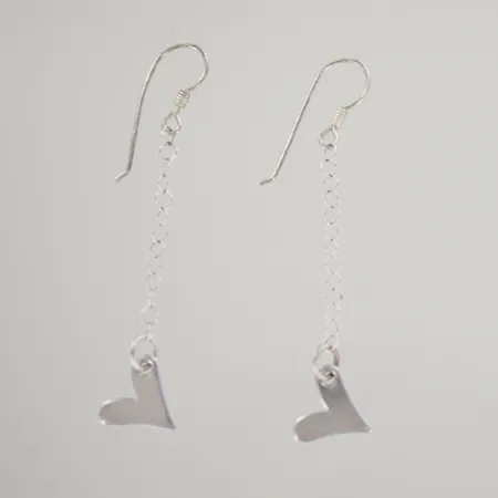 Ett par örhängen med hjärta, längd 6 cm, Silver 925/1000 Vikt: 3 g