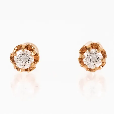 Örhängen i 18K guld med vit sten. De är 5 x 5 mm och väger 0,7g. Snurrebussar saknas, men nya i plast medföljer.