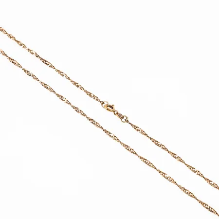 Kedja, Singapore i 14K guld. Den är 54 cm lång, 2 mm bred och väger 4,9g. Springring.