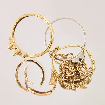 Guldsmycken, stenar, delvis vitguld, skeva, defekta 18K Vikt: 7,5 g